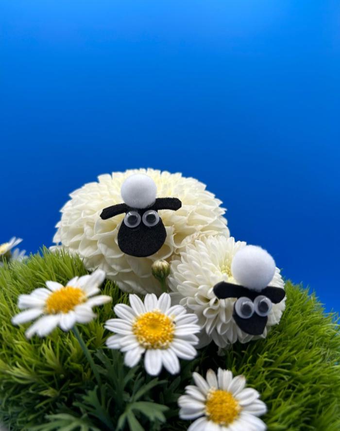 The Wooly Sheep Family – Made with Fresh Cut Flowers