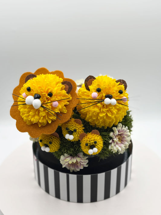 Roary & Claw-dia Lion - Made with Fresh Cut Flowers